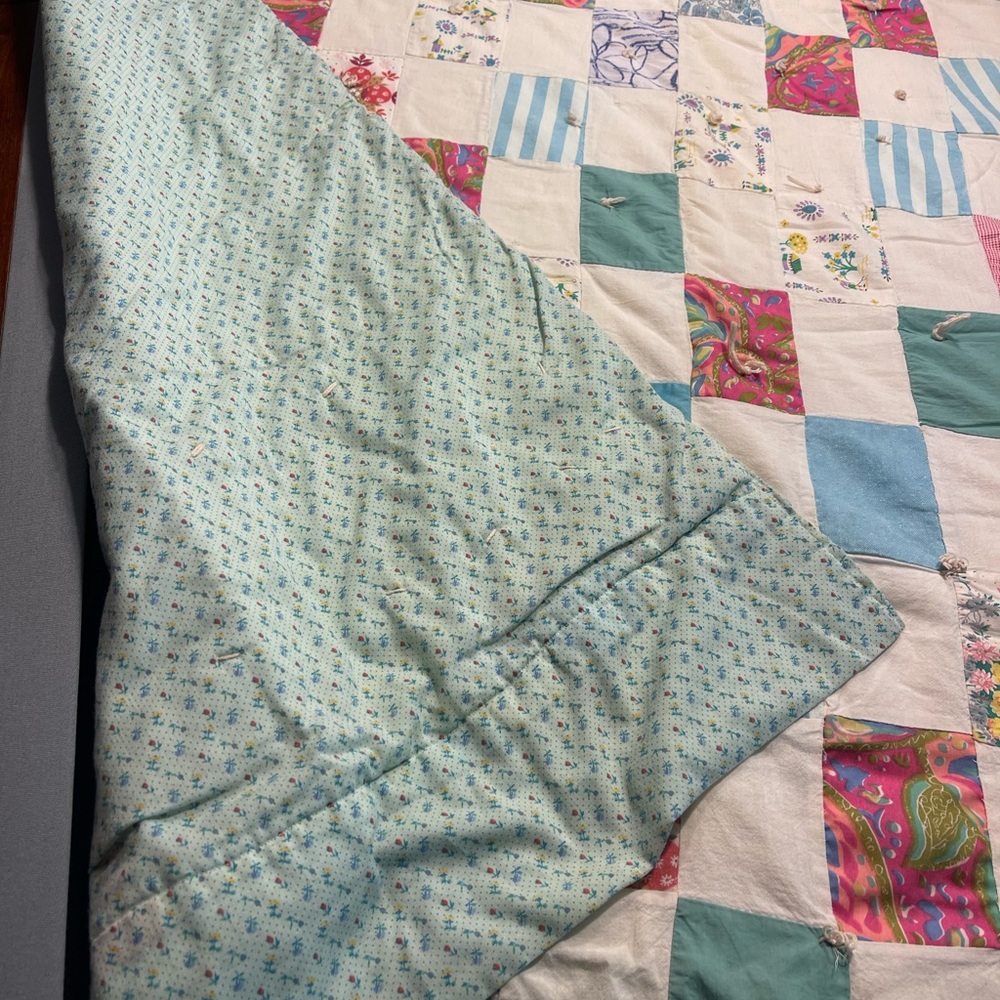 Patchwork Quilt with Multicolor Design - Picture 2 of 14